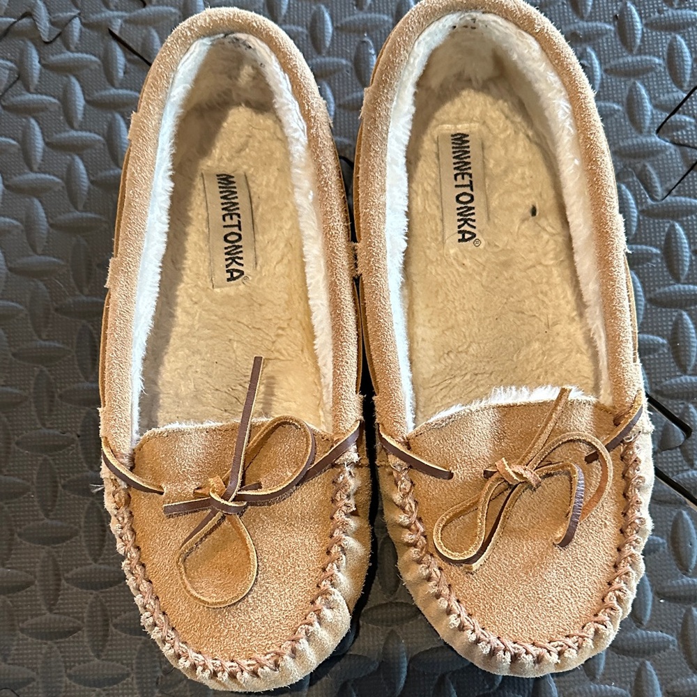 Minnetonka Tan Suede Moccasin Slippers with Cream Lining